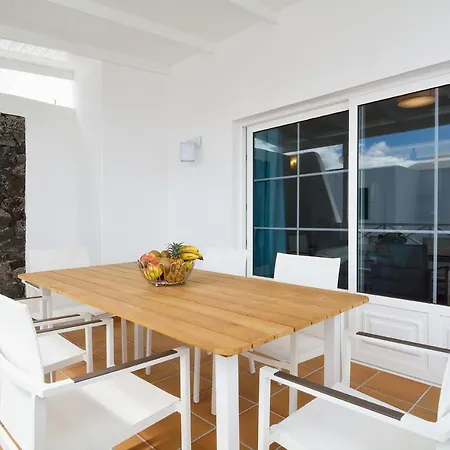 Vila Lovely 3-bed In Puerto Del Carmen
