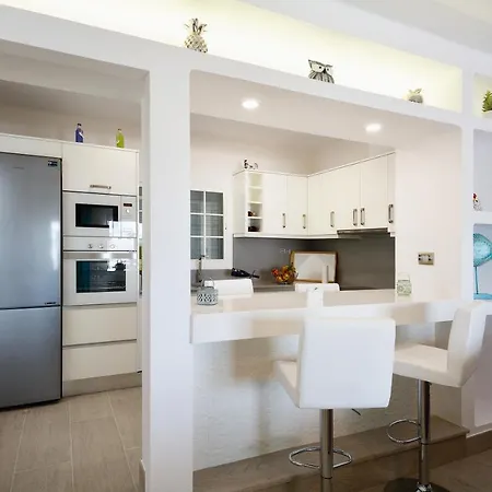 Lovely 3-bed In Puerto Del Carmen Villa *